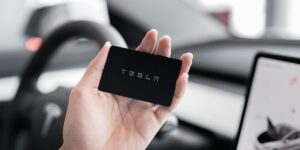 الاستثمار بأسهم شركة Tesla وارباحها لعام 2024