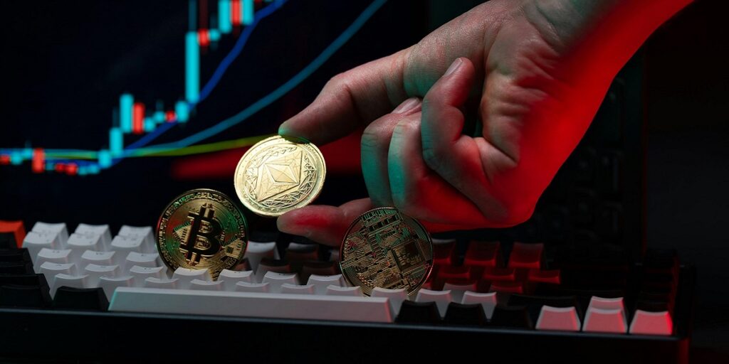 كل ما تحتاج معرفته عن أنماط تداول العملات المشفرة في 2026 (أساسيات وإطارات زمنية)