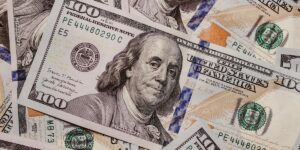 كيفية كسب 100 دولار يوميا عبر الانترنت