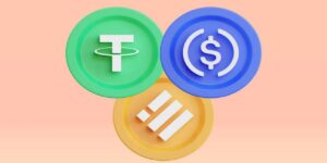 العملات المستقرة ذات العائد والفرق بينها وبين العملات المستقرة التقليدية